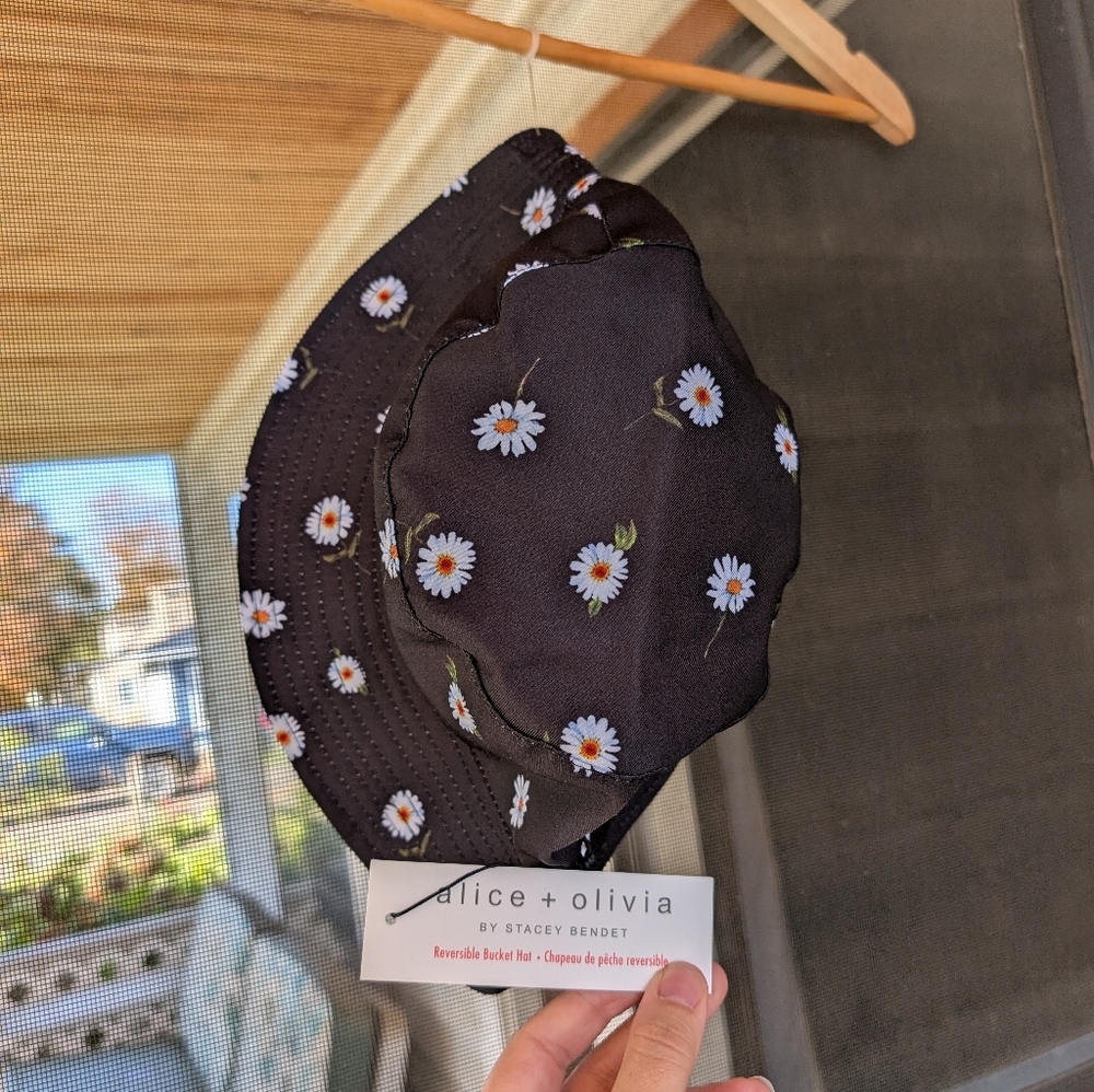 Alice + Olivia Reversible Bucket Hat Black Daisy Floral Print NWT